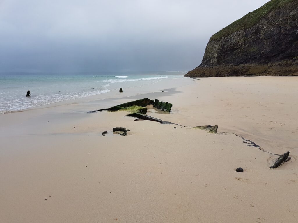 Un relitto visibile a bassa marea, Carbis Bay